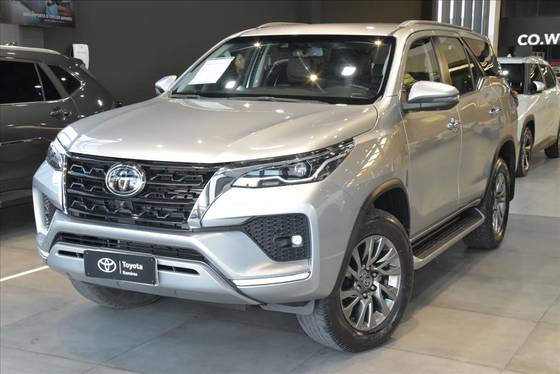 TOYOTA HILUX SW4 2.8 D-4D TURBO DIESEL SRX 7L 4X4 AUTOMÁTICO